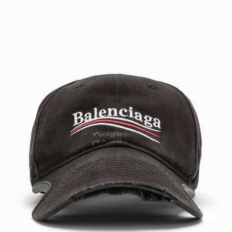 balenciaga cappello falso